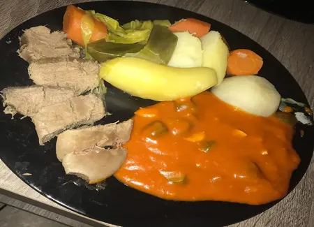 Langue de porc sauce béchamel à la tomate