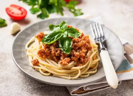 Pâtes, corned beef et sauce tomate