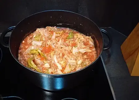 Chou vert à la tomate et aux oignons