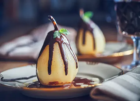 Poire pochée au citron et sauce chocolat