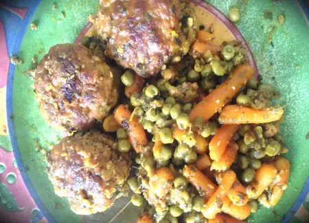 Boulettes de viande aux petits pois carottes