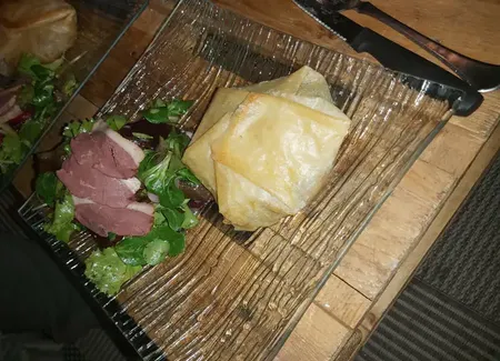 Pastilla au canard confit et foie gras poêlé