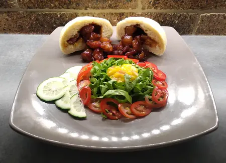 Bāo zi, banh bao (petit pain farci et cuit à la vapeur)