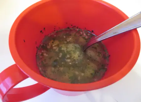 Bouillon aux courgettes, ail et basilic