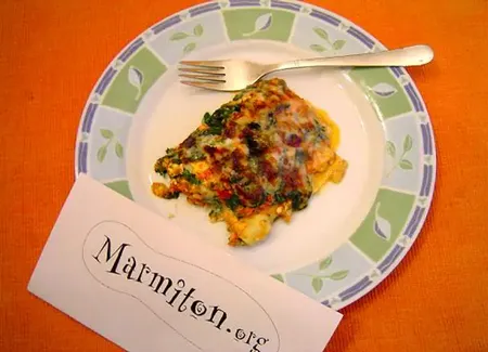 Lasagnes au poulet, épinards et feta, sauce au poivron