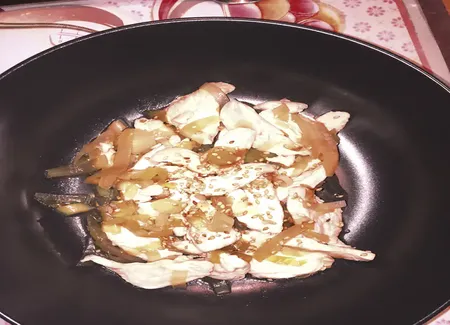 Poulet aux poireaux, oignons et sésame