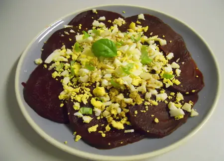 Carpaccio de betterave à l'oeuf et au basilic