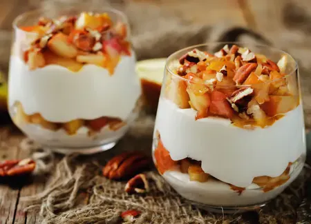 Verrines poires rôties aux épices, noix de pécan et crème légère vanille et skyr