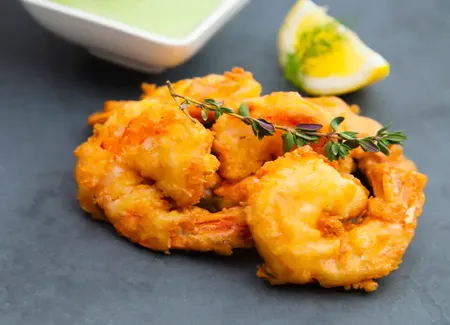 Beignets de crevettes marinées au curry et au citron vert