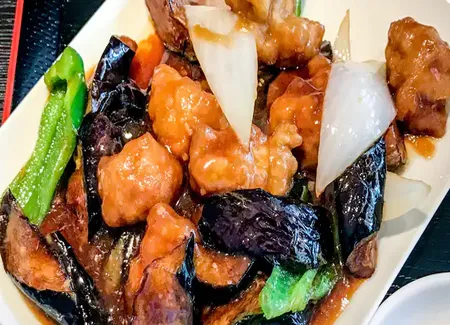 Beignets d’oignons et d’aubergines, sauce pimentée