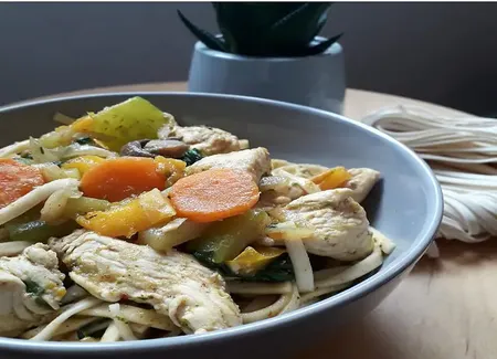 Wok de nouilles chinoises, poulet et ses petits légumes