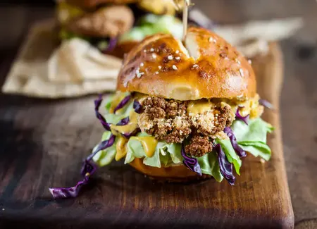 Burger vegan au chou-fleur et sauce curry
