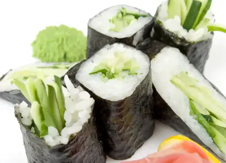 Makis avocat concombre (rouleaux de riz aux algues)