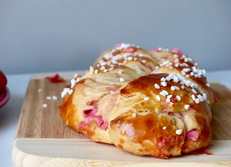 Brioche tressée aux pralines roses