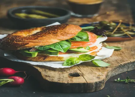 Bagels au saumon, fromage frais, oignon et ciboulette