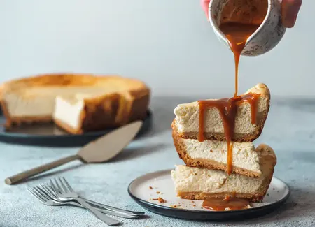 Cheesecake et sa sauce caramel au beurre salé