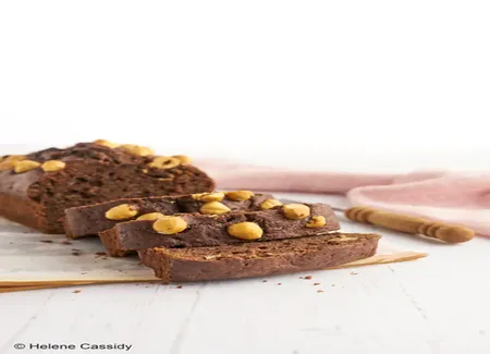 Cake banane, chocolat, topping noisettes grillées