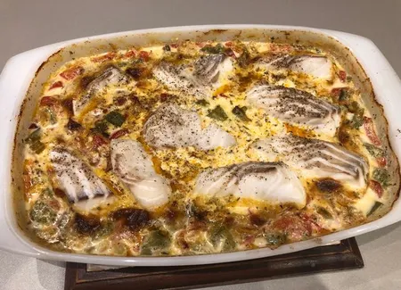 Filets de poissons blancs sur leur lit de poivrons