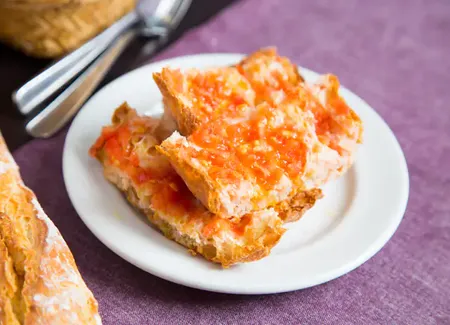 Pan con tomate