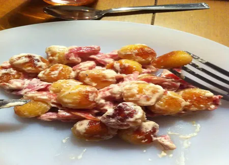 Gnocchi de blé poêlés à la crème et lardons fumés (carbonara)