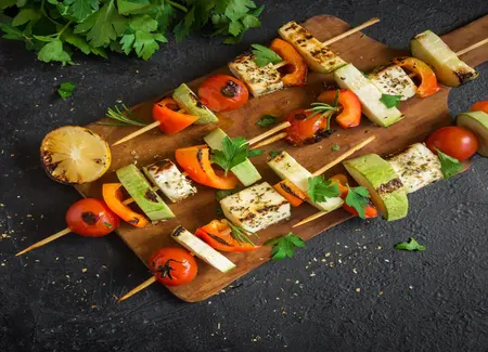 Brochettes de légumes à la feta au barbecue
