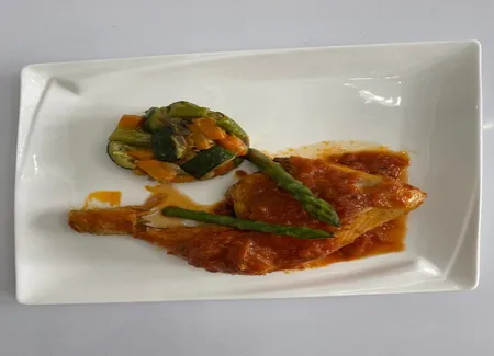 Cuisse de poulet confit à la provençale et compotée de légumes printaniers