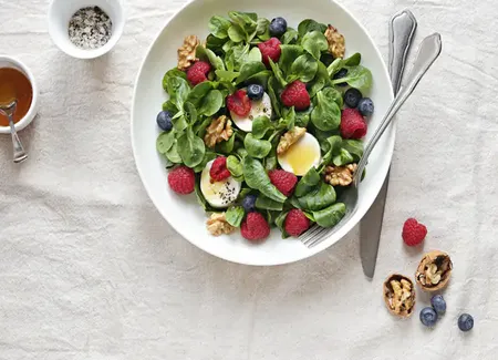 Salade mâche, chèvre frais, noix et fruits rouges