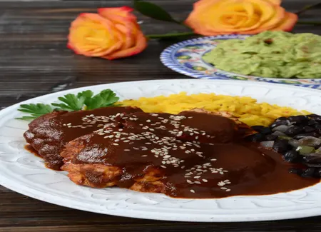 Mole poblano : sauce épicée au cacao pour le poulet (mexique)