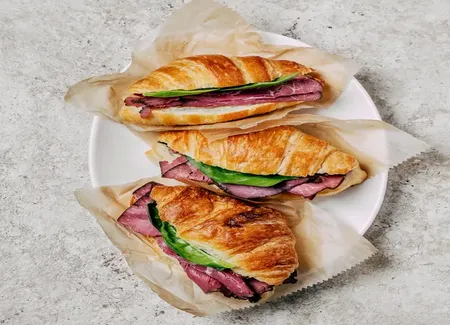 Croissants garnis au rosbif, moutard et salade