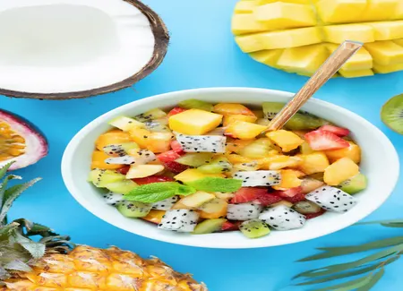 Salade de fruits exotiques : fruit du dragon, mangue, ananas...