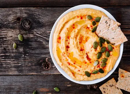 Houmous de pois chiches et restes de ratatouille