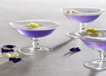 Mocktail violette, fleurs comestibles, tonic