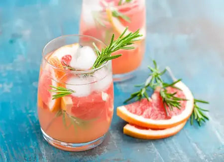 Mocktail pamplemousses, romarin, eau pétillante