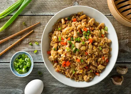 Riz sauté aux légumes et au tofu