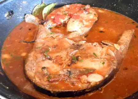 Tranche de thon à la sauce tomate
