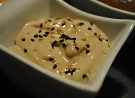 Sauce au yaourt et sésame grillé