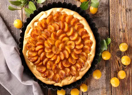 Tarte aux mirabelles et à la confiture d'abricots