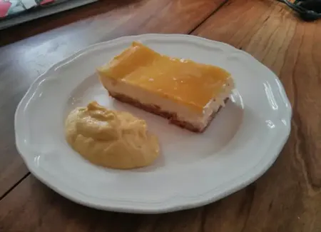 Cheesecake exotique : nappage aux fruits de la passion et mousse de mangue