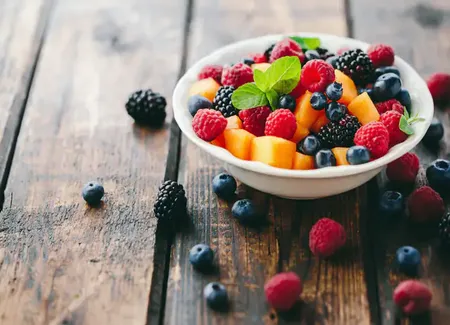 Salade de melon au basilic et fruits rouges
