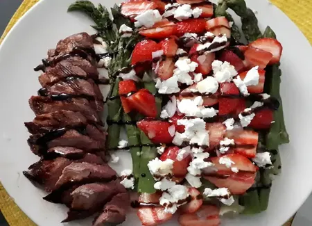 Salade d'asperges vertes, fraises, feta et magret de canard grillé