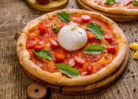Pizza burrata et basilic