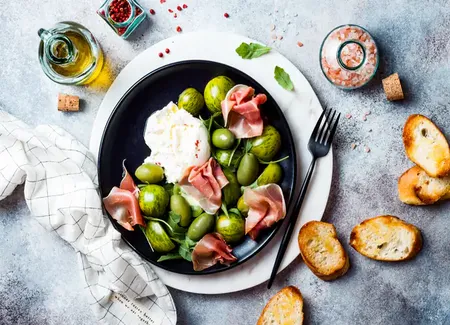 Salade de tomates, burrata, roquette, olives & jambon cru