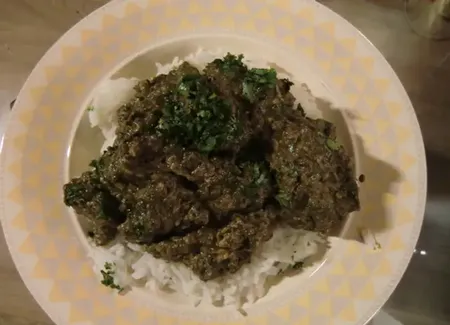 Viande palak (veau, agneau, volaille aux épinards) (plat indien)