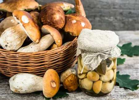 Bocaux de champignons au vinaigre