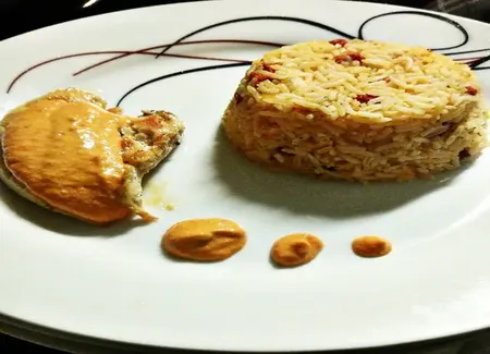 Filet de poulet, velouté de poivrons et son riz sauté