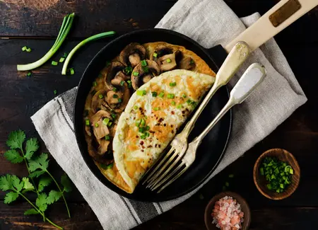 Omelette parmesan, oignons et champignons