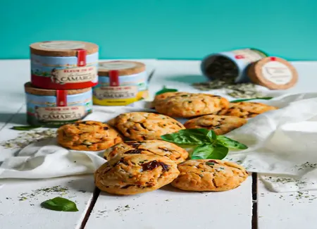 Minis cookies salés au comté, tomates séchées et fleur de sel aromatisée aux herbes de provence