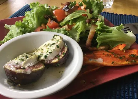 Salade de figues au chèvre chaud