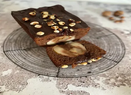 Cake au chocolat, poires entières et noisettes torréfiées