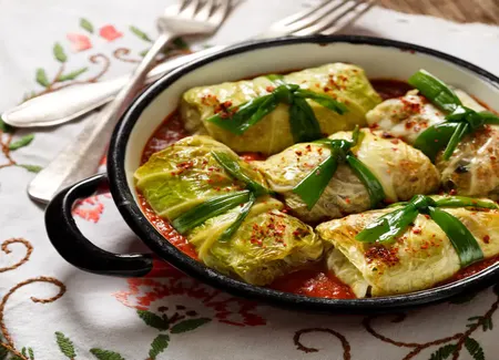 Cannelloni de chou vert à la purée de tomate et saint albray